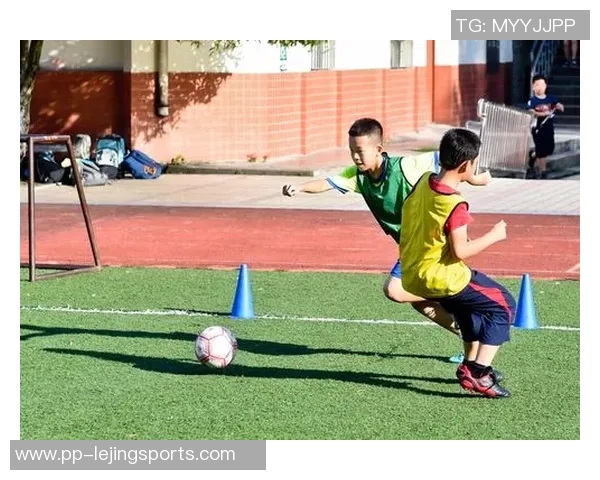 抱着足球入梦乡的孩子们与他们的梦想与希望 抱着足球入梦乡的孩子们与他们的梦想与希望